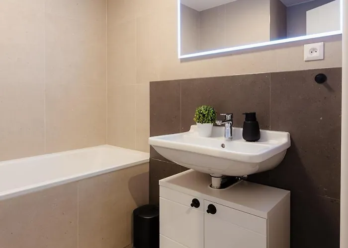 Metropolis Downtown Garage Parking Apartment