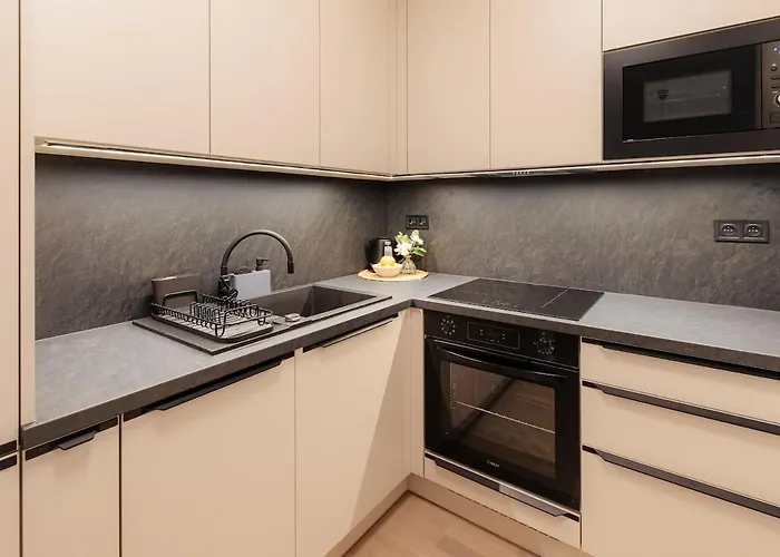 Metropolis Downtown Garage Parking Apartment *